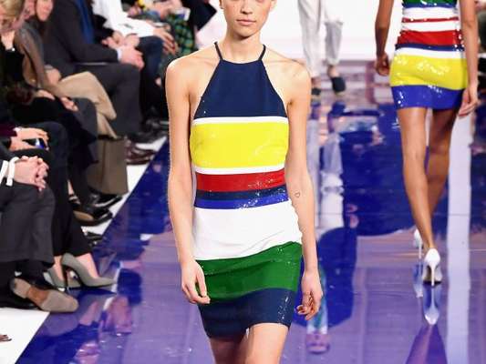 Tendências que você vai usar no próximo verão. Da passarela da Ralph Lauren, as listras coloridas já são must have