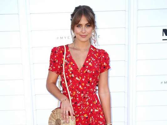 Bolsa balaio é hit do momento entre as famosas. A influencer Steph Smith usou a sua com vestido vermelho