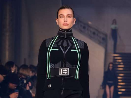 Tênis com meia é a última moda! Hailey Baldwin na passarela da Off_White: tênis com meia combinando e lacre de plástico no cadarço