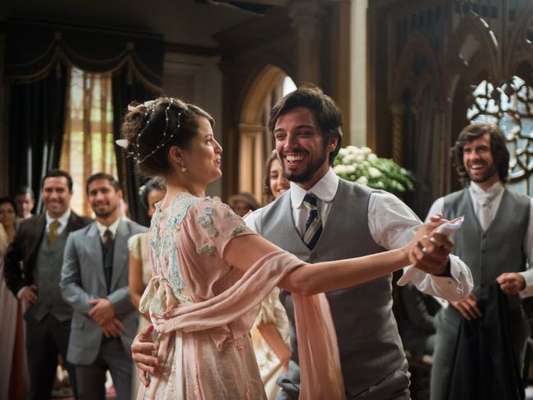 Ema (Agatha Moreira) e Ernesto (Rodrigo Simas) se casam de surpresa no capítulo de segunda-feira, 20 de agosto de 2018 da novela 'Orgulho e Paixão'