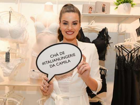 Camila Queiroz recebeu amigas e familiares em chá de lingerie nesta sexta-feira, 10 de agosto de 2018