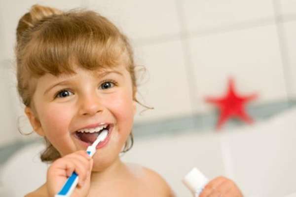 Motivação: utilize da tecnologia para mostrar vídeos dos personagens preferidos da criança também escovando o dente ou cuidando da higiene bucal. Explicar que o hábito de limpar os dentes é o melhor primeiro passo para vencer essa tarefa.