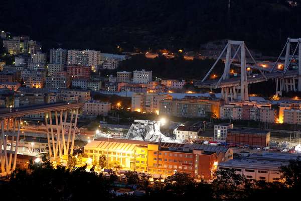 Vista noturna de GÃªnova, com a ponte caÃ­da