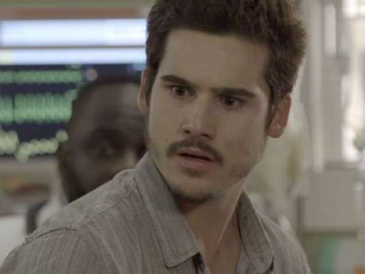Novela "O Tempo Não Para": Emílio (João Baldasserini) vai atrás de Marocas (Juliana Paiva) e rouba um beijo da moça