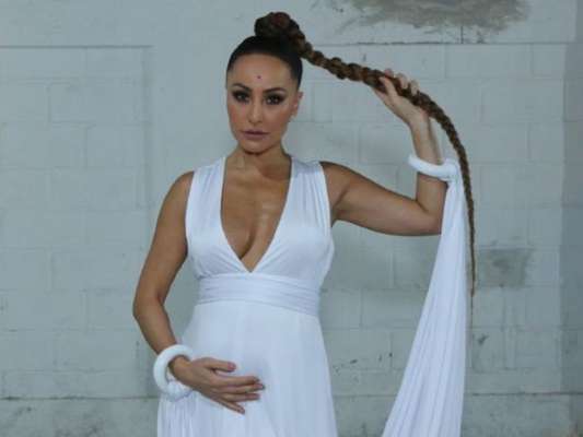 Grávida de 6 meses, Sabrina Sato foi até a quadra da escola de samba Vila Isabel neste sábado, 18 de agosto de 2018