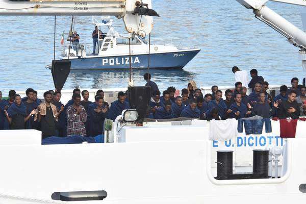 Migrantes a bordo do navio Diciotti, ancorado em Catânia