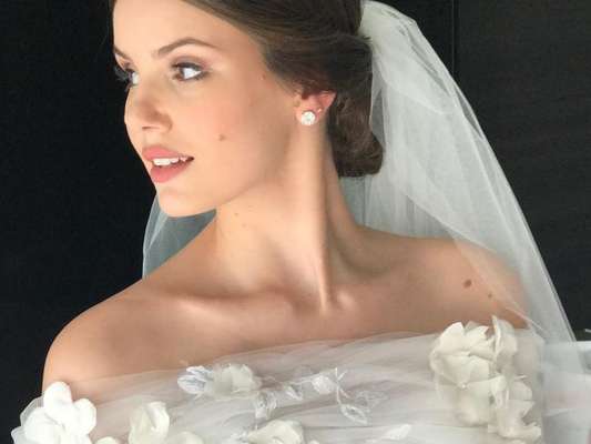 Camila Queiroz usa vestido de noiva Lethicia Bronstein no casamento com Klebber Toledo, em Jericoacoara, no Ceará, em 25 de agosto de 2018