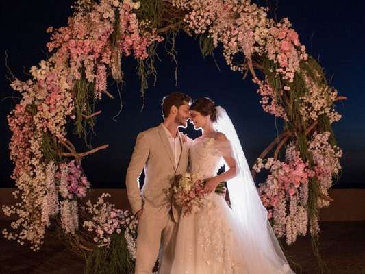 Camila Queiroz posta foto de casamento com Klebber Toledo, em 26 de agosto de 2018: 'O pôr do sol mais lindo da nossa vida'