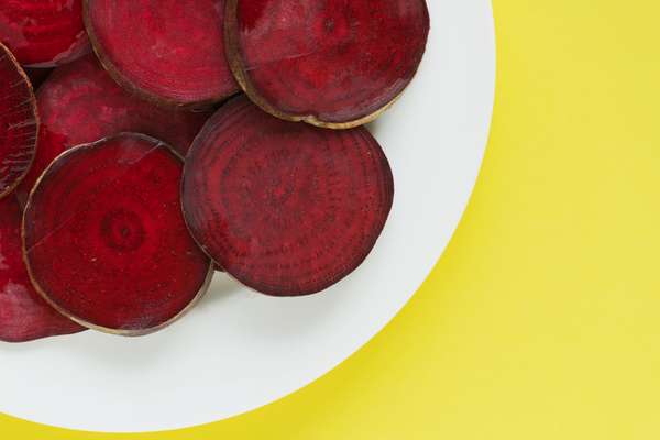 Comida: evite alimentos com pigmentação forte como açaí, blueberry e beterraba.