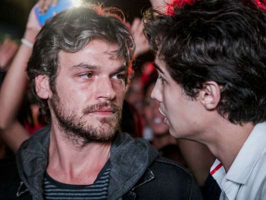 Beto Falcão (Emilio Dantas) ouve de Valentim (Danilo Mesquita) que Karola (Deborah Secco) trabalhava como prostituta no passado, na novela 'Segundo Sol'
