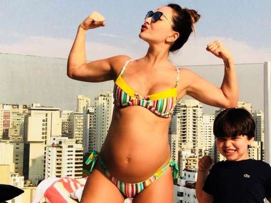 Neste domingo, 2 de setembro de 2018, Sabrina Sato posou de biquíni ao lado do sobrinho e contou que engordou 14 quilos até agora