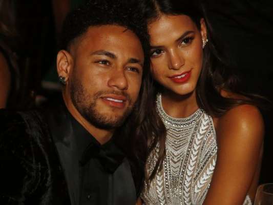 Bruna Marquezine homenageou Neymar ao usar pingente com a inicial do jogador em Veneza, na Itália, nesta segunda-feira, 3 de setembro de 2018. Veja abaixo!