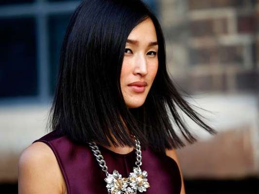 'Cabelo de vidro' vira tendência por ter aparência que faz alusão ao material com estilo espelhado