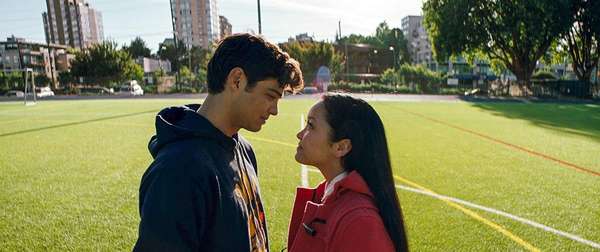 Para Todos os Garotos Que Já Amei: Baseada no livro de Jenny Han, a nova comédia da Netflix já se tornou uma das queridinhas do público. Nela, Lara Jean ( Lana Condor) tem o hábito de escrever cartas para seus ex-namorados, mas só para guardar para si. Um dia, porém, essas cartas são enviadas, virando sua vida amorosa de ponta-cabeça.