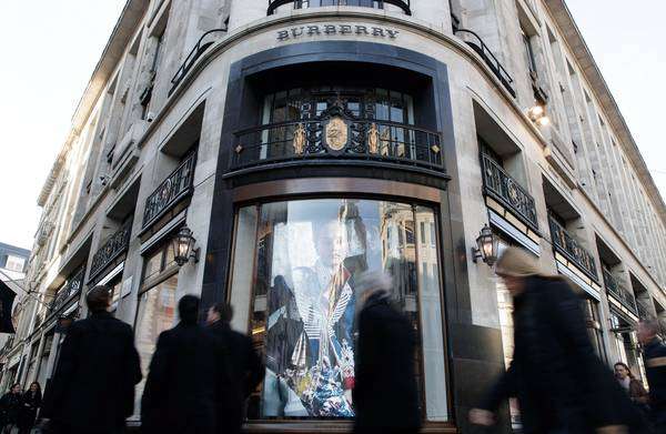 Burberry decide parar de queimar estoque não vendido