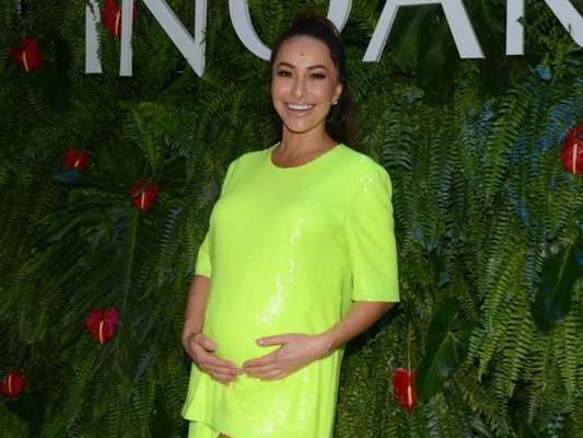 Sabrina Sato, aos sete meses de gestação, prestigia stand da Inoar na Beauty Fair, em São Paulo, em 9 de setembro de 2018