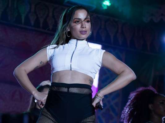 Anitta volta para casa da mãe após fim do casamento com Thiago Magalhães