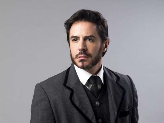 Virgílio (Giordano Bechelini) ajuda Xavier (Ricardo Tozzi) a fugir durante transferência de cadeia nos últimos capítulos da novela 'Orgulho e Paixão'