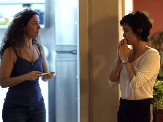 Selma (Carol Fazu) se revolta ao saber que é traída por Maura (Nanda Costa) com Ionan (Armando Babaioff) nos próximos capítulos da novela 'Segundo Sol': 'Saia da minha vida!'