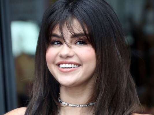 Selena Gomez manda indireta para estilista que a chamou de feia