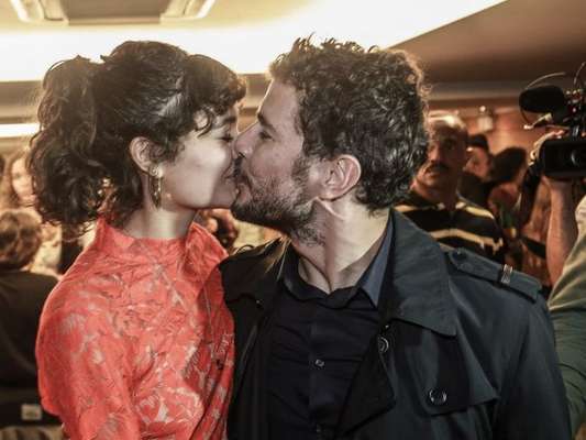 Daniel de Oliveira ganha beijo da mulher, Sophie Charlotte ao lançar o filme '10 Segundos Para Vencer'