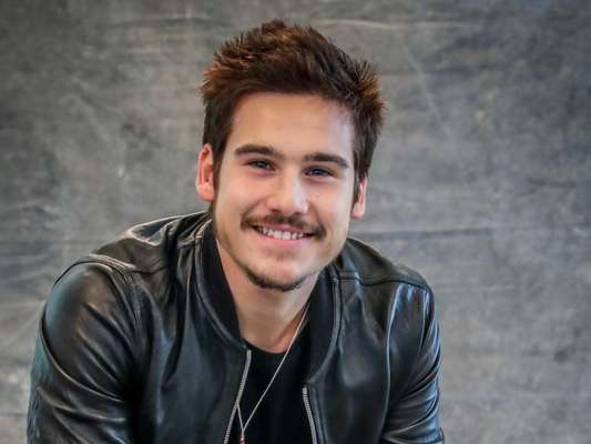 Samuca (Nicolas Prattes) passa a correr risco de morte após sofrer acidente de moto nos próximos capítulos da novela 'O Tempo Não Para'