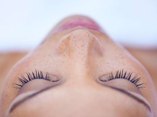 Já ouviu falar em Lash Lifting? O procedimento visa deixar os cílios alongados e volumosos sem máscara ou fios artificiais