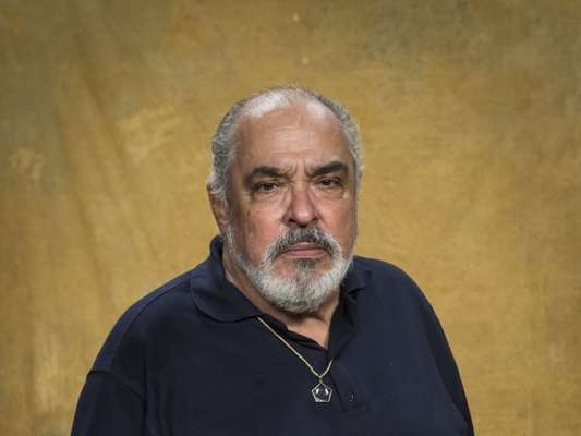Maura (Nanda Costa) aponta arma para o pai, Agenor (Roberto Bonfim), ao evitar que ele bata em Nice (Kelzy Ecard) nos próximos capítulos da novela 'Segundo Sol'