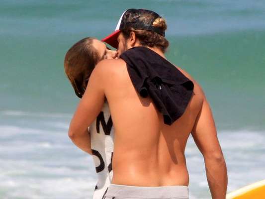 Isabella Santoni beijou namorado, Caio Vaz, em praia do Rio de Janeiro nesta quinta-feira, 13 de setembro de 2018