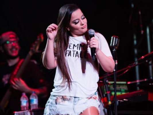 Maiara, da dupla com Maraisa, conquistou elogios ao mostrar o corpo bem mais magro em show