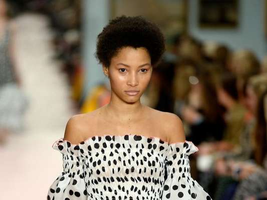 No look de Carolina Herrera, o P&B e as bolinhas ganham um toque de modernidade com o jogo de opostos. A NYFW termina nesse dia 14 de setembro de 2018