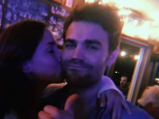 Nina Dobrev e Paul Wesley tem o reencontro mais fofo nos bastidores da nova série da atriz