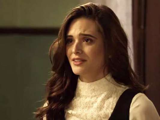 Em "O Tempo Não Para", Marocas (Juliana Paiva) corre risco de vida nas mãos de Betina (Cleo)!