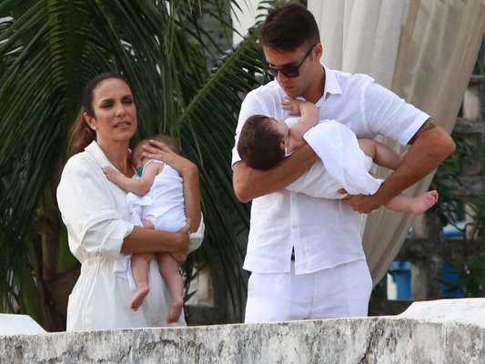 Ivete Sangalo batizou as filhas gêmeas, de 7 meses, Marina e Helena neste domingo, 16 de setembro de 2018