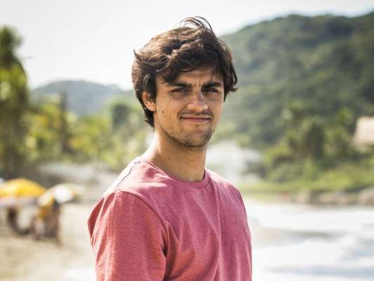 Elmo (Felipe Simas) revela a Samuca (Nicolas Prattes) que seu acidente de moto foi um atentado nos próximos capítulos da novela 'O Tempo Não Para': 'Alguém tentou te matar'