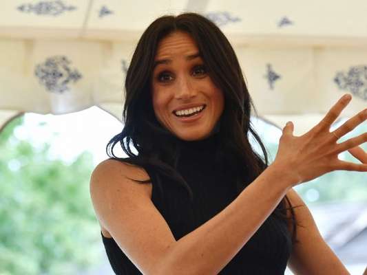 Meghan Markle usa look de marca feminista ao lançar seu livro nesta quinta-feira, dia 20 de setembro de 2018