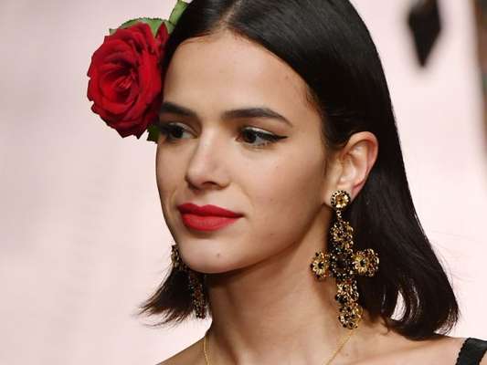Bruna Marquezine ficou presa do lado de fora do quarto de hotel após desfilar pela Dolce & Gabbana na Semana de Moda de Milão, na Itália: 'O cartão desmagnetizou'
