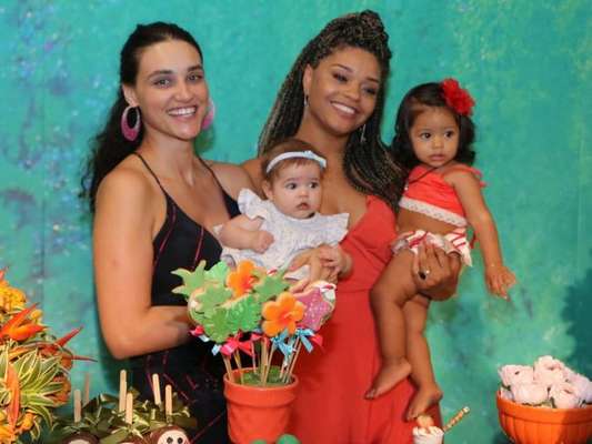 Comendo A Filha E A Amiguinha