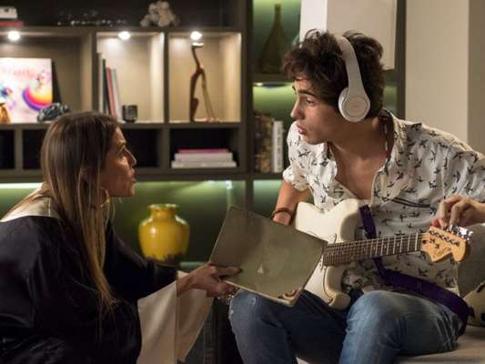 Valentim (Danilo Mesquita) despreza Karola (Deborah Secco) quando a vilã admite ter lhe roubado quando bebê na reta final da novela 'Segundo Sol': 'Me largue, me deixe em paz, me deixe sozinho!'