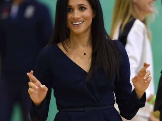 Meghan Markle usa office look Oscar de La Renta em visita a universidade para evento com Príncipe Harry nesta segunda-feira, dia 24 de setembro de 2018