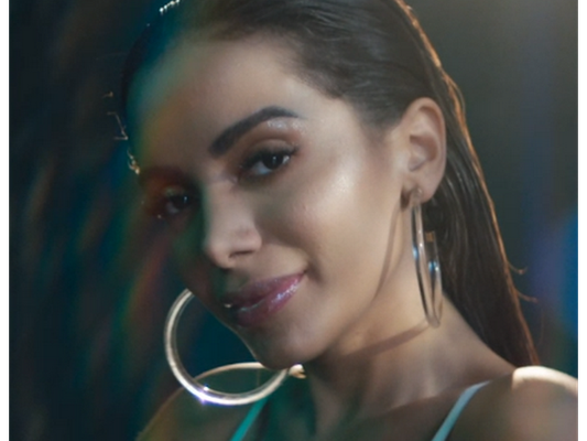 Anitta resolve adiar data de lançamento do single e clipe "Veneno"