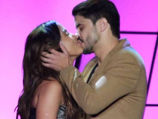 Anitta foi surpreendida com um beijo de Leandro Martins, integrante da banda Atitude 67, no Prêmio Multishow, nesta terça-feira, 25 de setembro de 2018