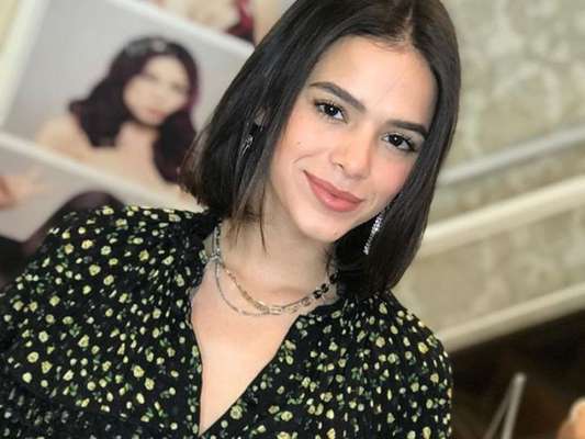 Bruna Marquezine preenche cabelo com técnica de mega-hair, o preenchimento de pontas
