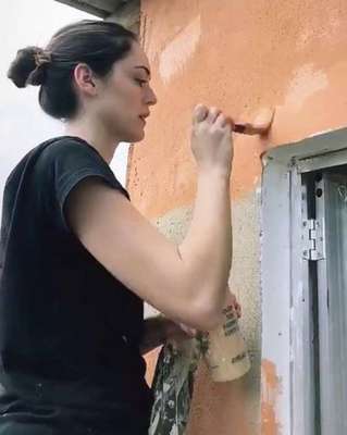 Isabelle Drummond tem uma ONG com amigos que está começando um projeto de construção de casas. Ela inclusive fez questão de participar na pintura do quarto de uma das beneficiárias.