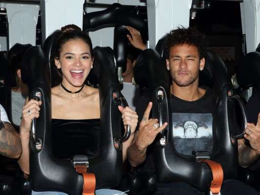 Bruna Marquezine se diverte na Disneyland Paris