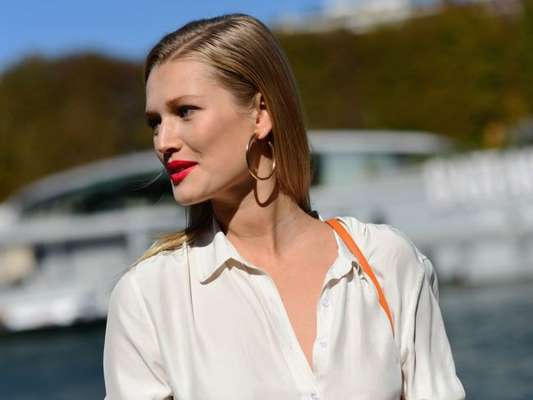 A argola é tendência e apareceu nos looks de street style na Semana de Moda de Paris, que apresentou as trends para o verão 2019