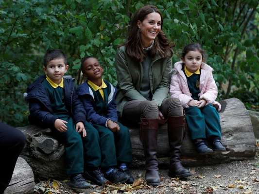 Kate Middleton alegra estudantes em primeiro evento após 3º filho nesta terça-feira, dia 02 de outubro de 2018