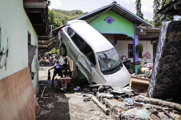 Número de mortos em tsunami na Indonésia passa de 1,4 mil