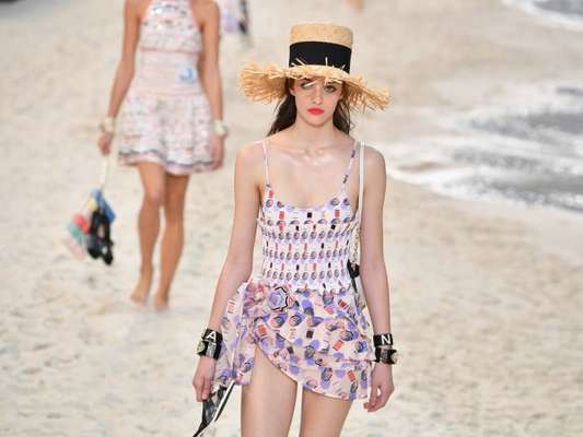Look de praia do verão 2019: maiô e chapéu de palha na passarela da Chanel