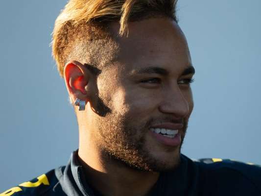 Neymar exibiu o novo cabelo, mais claro e com topete, no treinamento da Seleção Brasileira em Londres, nesta quarta-feira, 10 de outubro de 2018